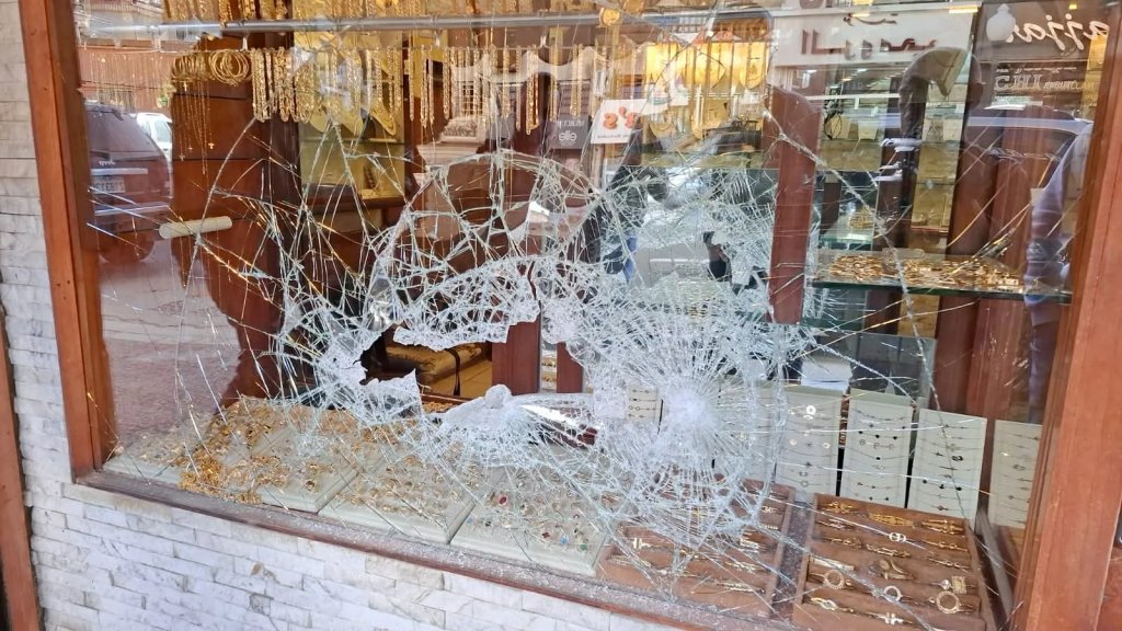 بالفيديو/ سرقة وقحة في وضح النهار لمحل مجوهرات في زحلة