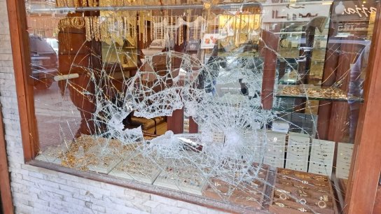 بالفيديو/ سرقة وقحة في وضح النهار لمحل مجوهرات في زحلة