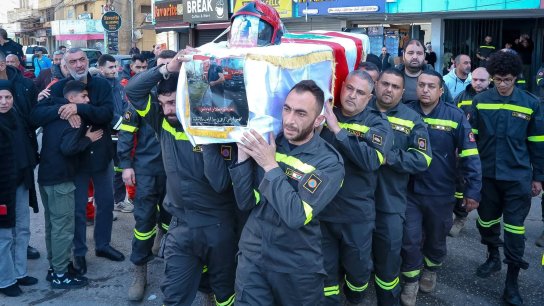 المديرية العامة للدفاع المدني ودعت شهـ.. يدها العنصر فهمي الشامي الذي ارتقى جراء إصابته في غارة على صيدا 