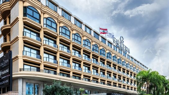 على عكس الاستغلال القائم في الكثير من المناطق.. فندق "Galleria" يخفّف معاناة النازحين بأسعار مخفّضة للإقامة الشهريّة