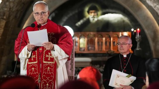 البابا لاوُن الرابع عشر: أحمل معي صورة لطفل مسلم كان ينتظر خلال زيارتي للبنان حاملاً لافتة كُتب عليها "أهلاً بالبابا ليو" وقُتل خلال المرحلة الأخيرة من الحرب.
