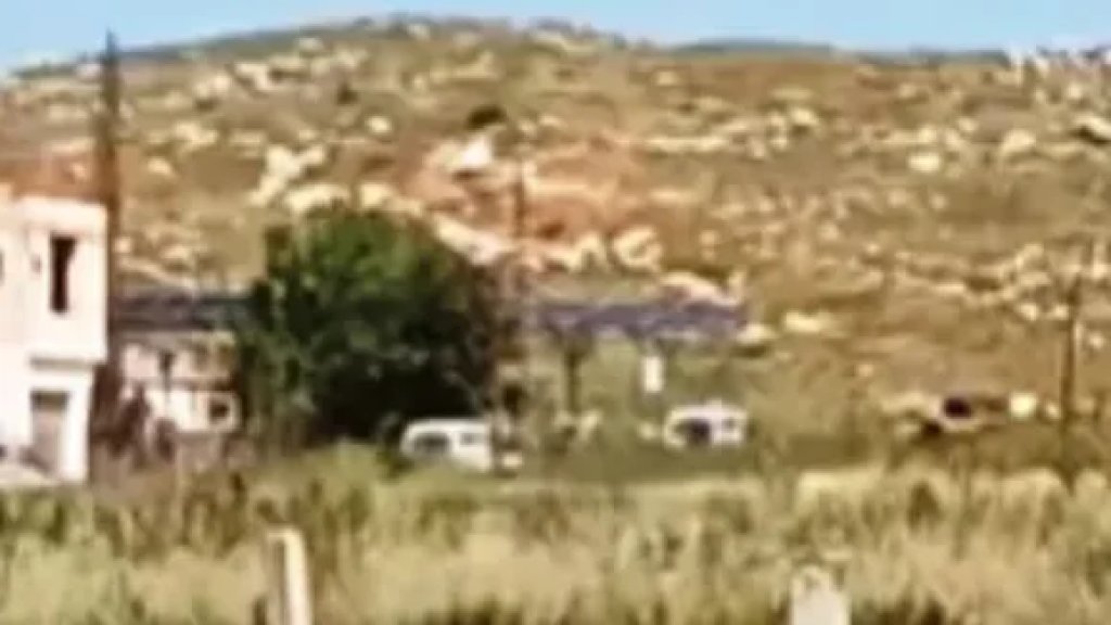 بالفيديو/ الجيش اللبناني يدخل مع الصليب الأحمر الى بلدة بلاط قضاء مرجعيون لإنقاذ المدنيين العالقين منذ امس داخلها