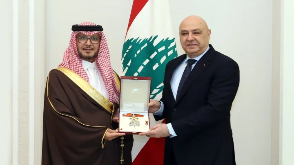 الرئيس عون قلّد السفير السعودي في لبنان وليد البخاري وسام الأرز الوطني من رتبة ضابط أكبر