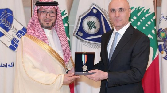وزير الداخلية يمنح السفير السعودي وليد بخاري ميدالية وزارة الداخلية والبلديات اللبنانية