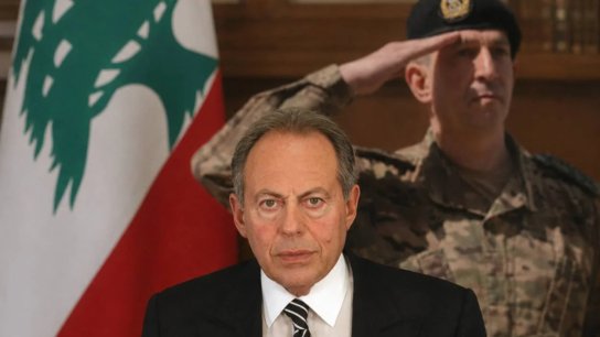 الرئيس السابق اميل لحود هنأ قائد الجيش على انسحاب الوفد العسكري تجنّباً لالتقاط الصورة مع الوفد الإسرائيلي: آمل ينسحب الوفد كلّه من هذه المفاوضات