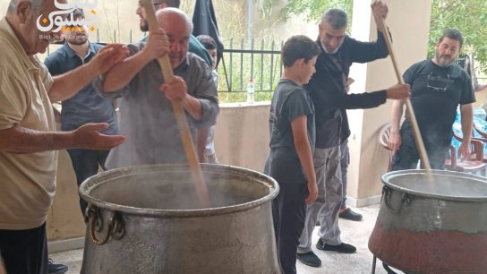 بالصور/ بقلوب ثابتة رغم النزوح&hellip; أهالي بنت جبيل يقومون بإعداد الهريسة وتوزيعها بمناسبة شهر محرم في سوق الغرب -  قضاء عاليه