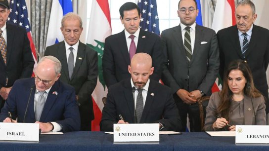 "يديعوت أحرونوت" عن اتفاق الإطار: لأول مرة، صادقت دولة عربية على الاحتلال الإسرائيلي لأراضيها