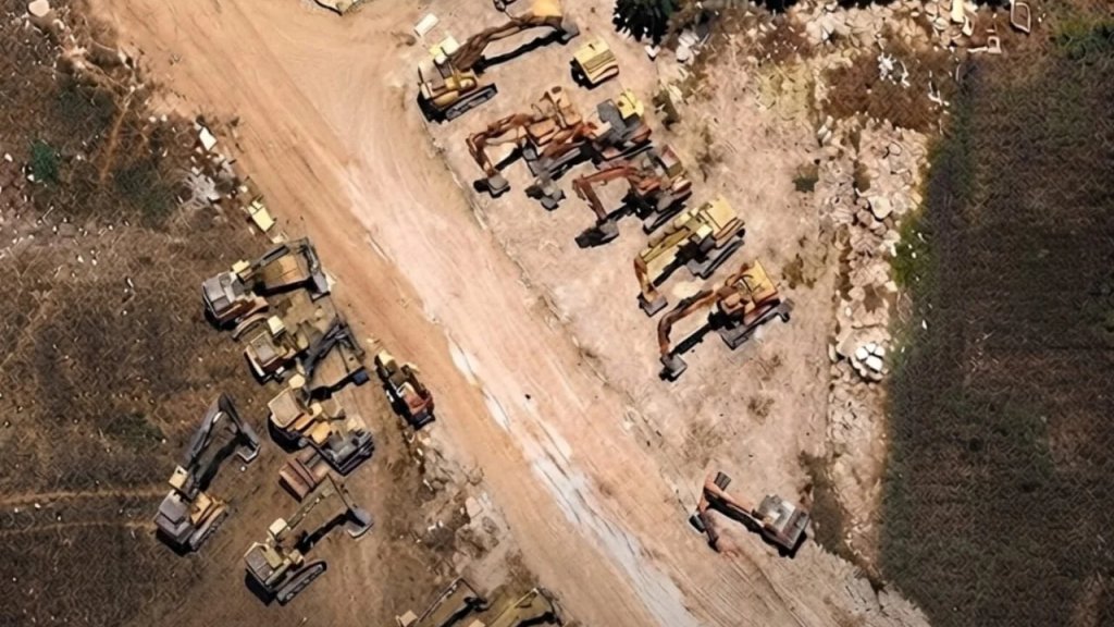 جرافات وبوكلينات عرب 48 وتحت غطاء الاحتلال تواصل تسوية أحياء مدينة بنت جبيل بالأرض