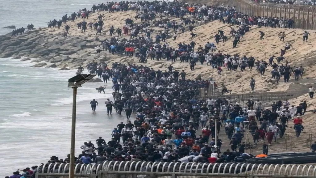  بالفيديو/ أزمة سبتة الإسبانية تنفجر: 49 ألف مهاجر عبروا الحدود من المغرب خلال 24 ساعة 
