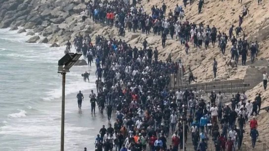  بالفيديو/ أزمة سبتة الإسبانية تنفجر: 49 ألف مهاجر عبروا الحدود من المغرب خلال 24 ساعة 