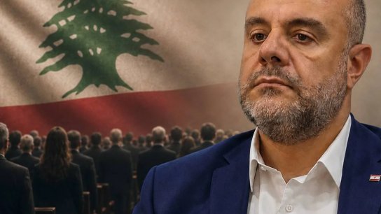 الجلوس خلال عزف النشيد الوطني قد يصبح جريمة!