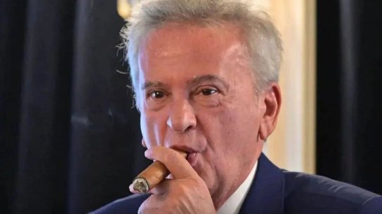 رياض سلامة وافق على تناول أدويته مشترطاً السماح له بتدخين "السيجار"! (ليبانون ديبايت)
