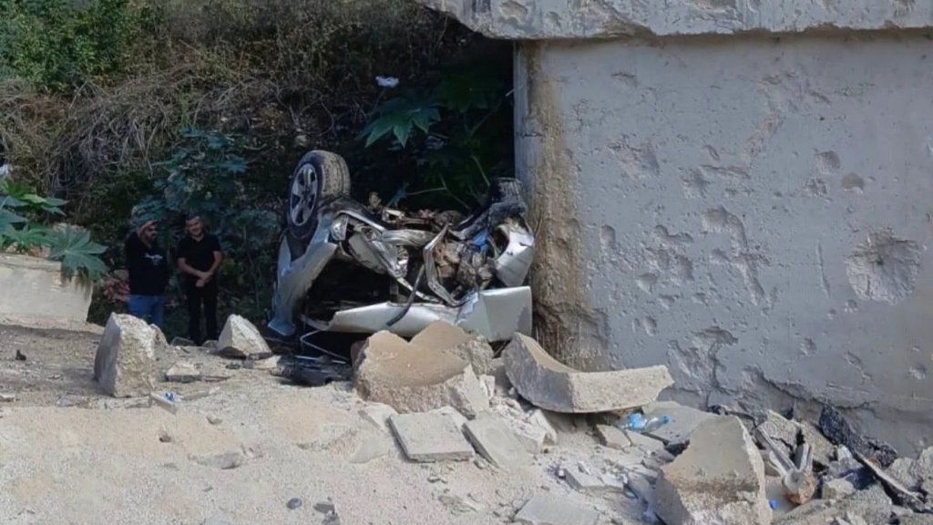 بالصور/ حادث مروّع في طيرفلسيه... سيارة تقلّ عائلة من عيترون تسقط عن جسر 6 شباط المدمّر وإصابة جميع أفرادها